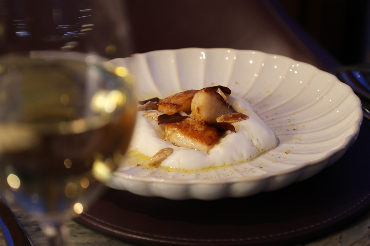 Orkney scallops, coconut foam, roasted almonds & vanilla butter 