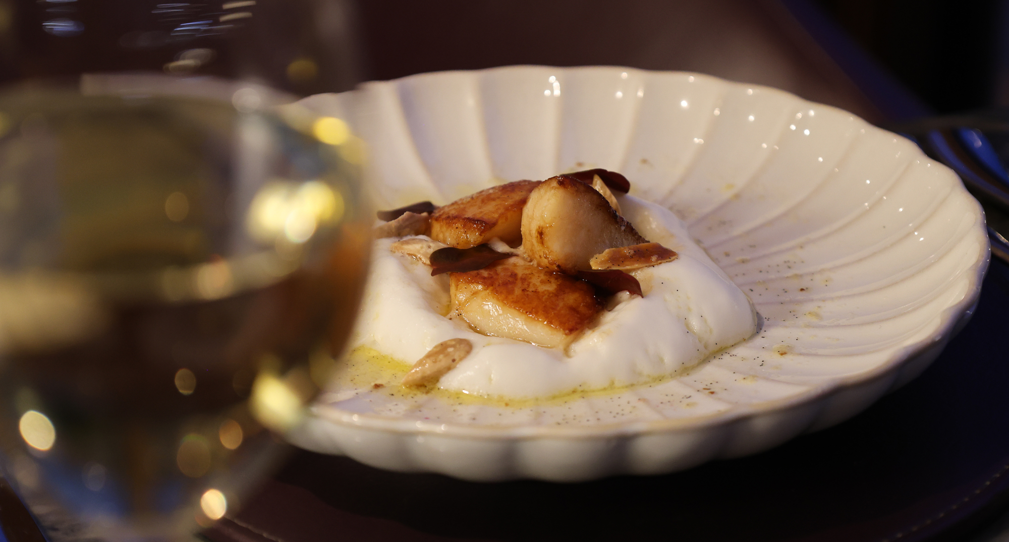 Orkney scallops, coconut foam, roasted almonds & vanilla butter 