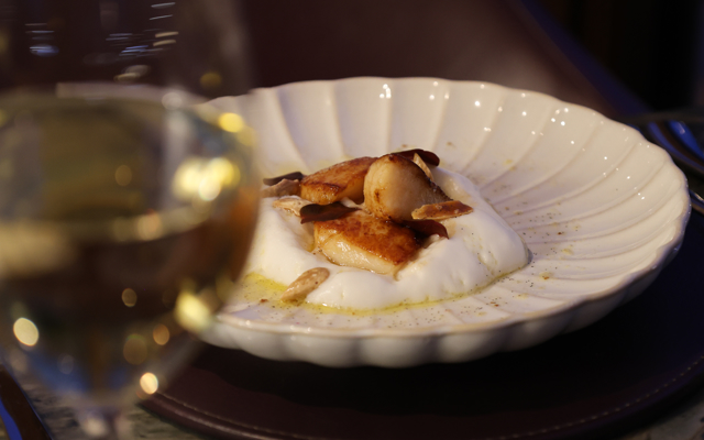 Orkney scallops, coconut foam, roasted almonds & vanilla butter 